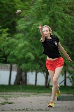 Moskova, Rusya - 10 Mayıs 2019: Rus atlet Julia Shafenkova, Bocce Volo için turnuva günü koşusunda metal bir top attı.