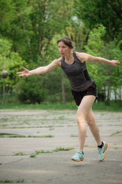 Moskova, Rusya - 10 Mayıs 2019: Rus atlet Semutina Elena, Bocce Volo için turnuva günü koşusunda metal bir top attı.