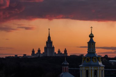MOSCOW, RUSSIA - 10 Mayıs 2019 Moskova 'da gün batımında görüş