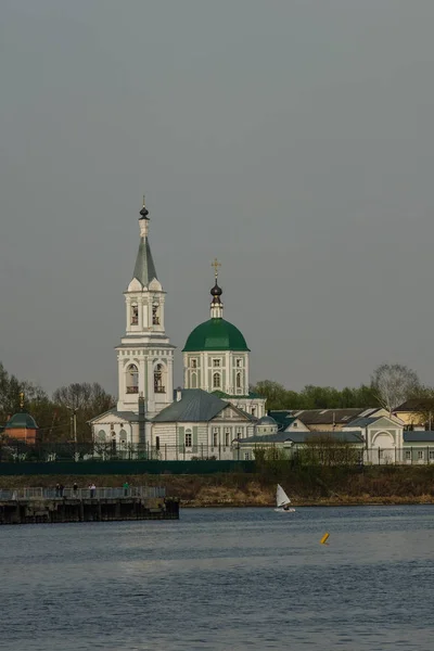 Монастырь Святой Катерины. Вид на монастырь с реки Волги в Твери — стоковое фото