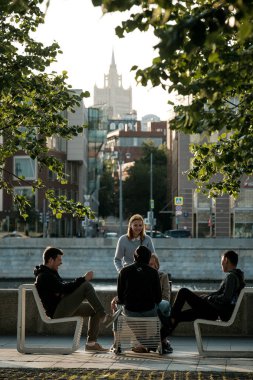 MOSCOW, Rusya - 30 Temmuz 2019: Muzeon 'da genç bir şirket dinleniyor