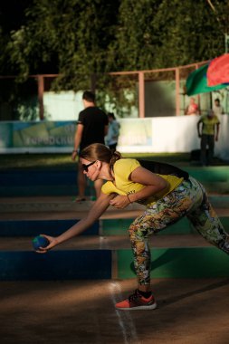 MOSCOW, RUSSIA - 24 Haziran 2019: Rus atlet Sozidanie turnuvasında bocce raffa için topu yuvarlıyor