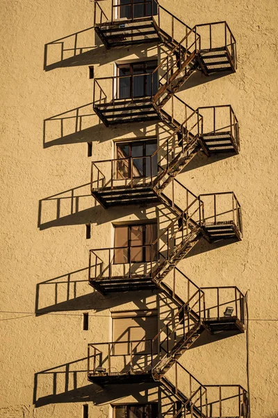 Architektur weißes Bürohochhaus mit Schatten von metallenen Feuerlöschern — Stockfoto