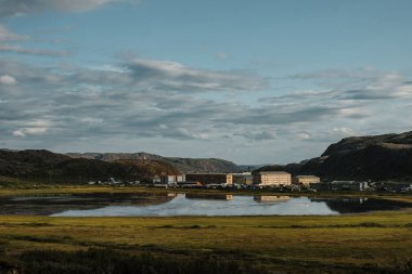 Teriberka civarında yeşil kutup tundra yaz manzara
