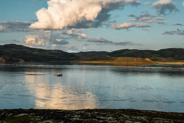 Teriberka civarında yeşil kutup tundra yaz manzara