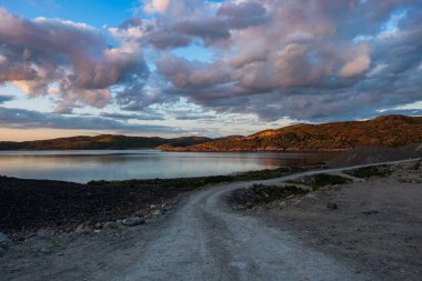 Teriberka civarında yeşil kutup tundra yaz manzara