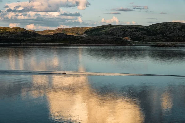 Pemandangan musim panas tundra kutub hijau di sekitar Teriberka — Stok Foto