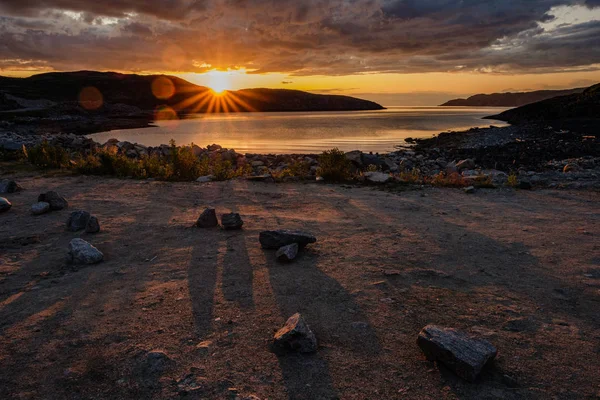 Zomer landschap van de groene polaire toendra in de omgeving Teriberka — Stockfoto