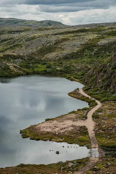 Paisaje de verano de la tundra polar verde en las inmediaciones Teriberka — Foto de Stock