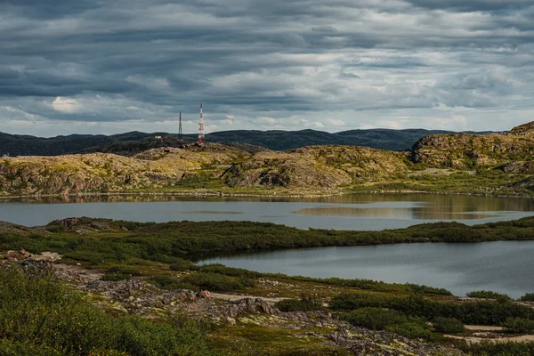 Paesaggio estivo della tundra polare verde nelle vicinanze Teriberka — Foto Stock