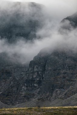 Yazın sisli Khibiny Dağları 'nın güzel manzarası