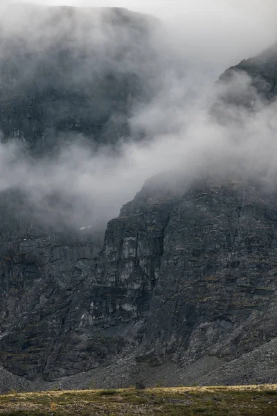 Yazın sisli Khibiny Dağları 'nın güzel manzarası