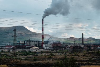 MONCHEGORSK, MURMANSK REGION, RUSYA - 23 Ağustos 2019: Bir fabrikanın sanayi manzarası