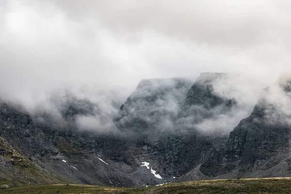 Hermosa vista de las montañas de Khibiny en la niebla en verano. — Foto de Stock