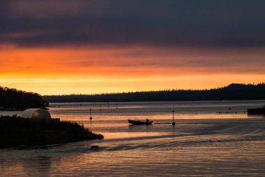 Solovetsky Adaları, Arhangelsk Bölgesi, Rusya - 16 Ağustos 2019: Solovetsky Adaları üzerinde kuzey deniz batımı manzarası