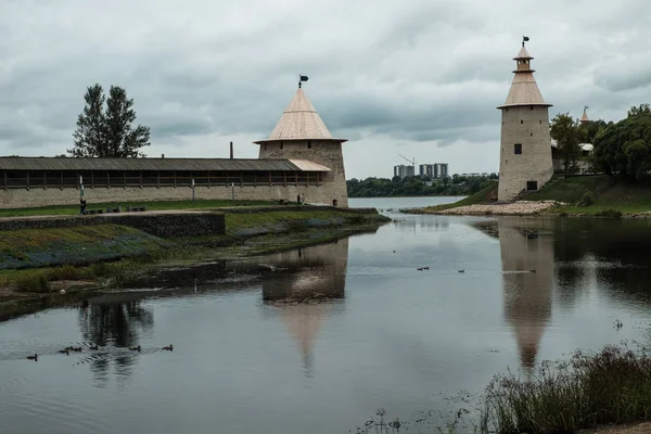 Pskov, Pskov Bölgesi, Rusya - 11 Ağustos 2019: Pskov kentinde nehir manzarası