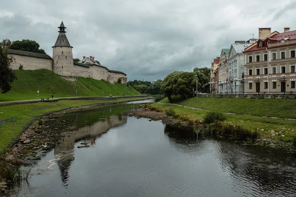 Pskov, Pskov Region, Rússia - 11 de agosto de 2019: Vista no rio em Pskov city — Fotografia de Stock