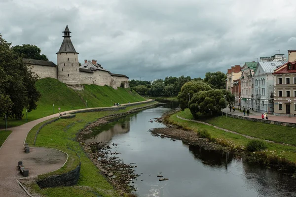 Pskov, Region Pskov, Russland - 11. August 2019: Blick auf den Fluss in der Stadt Pskov — Stockfoto