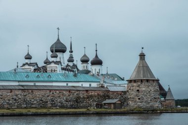Yaz günü güzel Rus Solovki Manastırı.