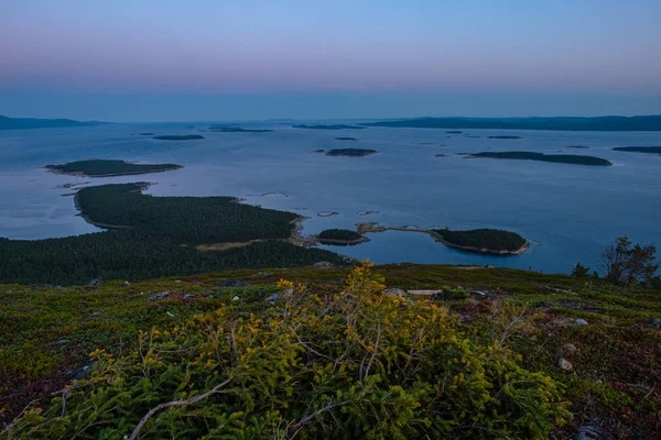 Dintorni della città careliana di Kandalaksha in estate — Foto Stock