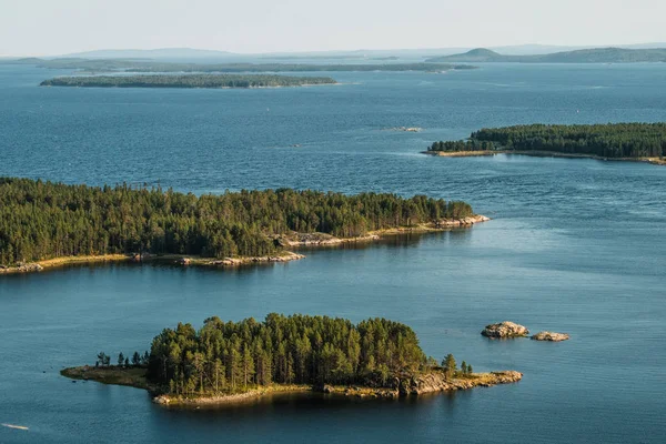 Alrededor de la ciudad kareliana de Kandalaksha en verano. — Foto de Stock