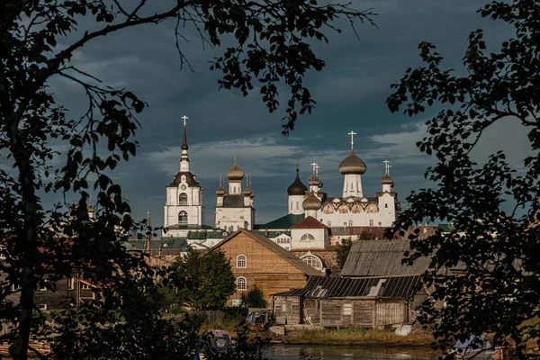 Bellissimo monastero russo Solovki al giorno d'estate . — Foto Stock