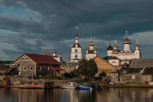 Hermoso monasterio ruso Solovki en el día de verano . — Foto de Stock