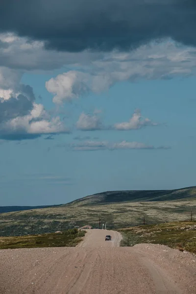 TERIBERKA, RÉGION DE MURMANSK, RUSSIE - 21 août 2019 : Paysage estival de la toundra polaire verte dans les environs de Teriberka — Photo