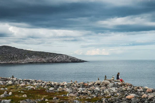 TERIBERKA, REGIONE MURMANSK, RUSSIA - 21 agosto 2019: Paesaggio estivo della verde tundra polare nelle vicinanze di Teriberka — Foto Stock