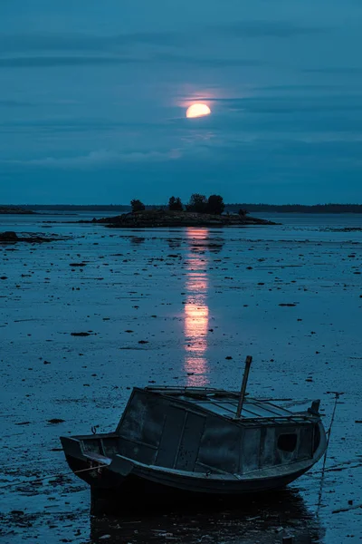 Altes Boot bei Ebbe unter rotem Mond — Stockfoto