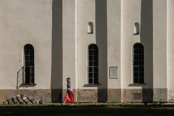 Veliky Novgorod, regio Nobgorod, Rusland - 29 augustus 2019: Een meisje in een rode rok wandelt rond fort Kukuy — Stockfoto