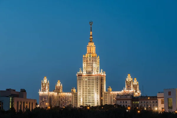 Piękny widok nocy głównego budynku Moskiewskiego Uniwersytetu Państwowego, pomnik architektury. — Zdjęcie stockowe