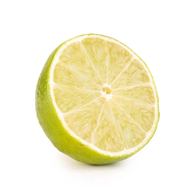 Limão fresco e suculento com folhas no fundo branco — Fotografia de Stock
