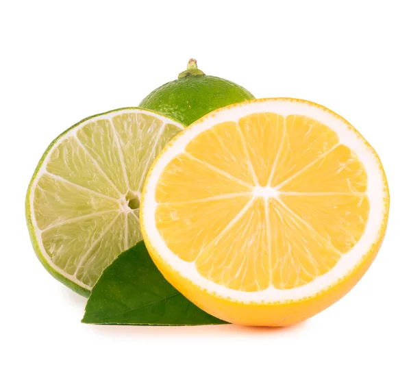 Grüne Limette und Zitrone auf weißem Hintergrund — Stockfoto