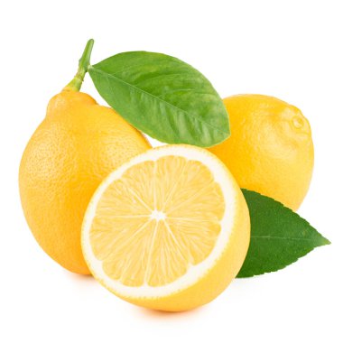 Beyaz arka planda yaprakları olan limon