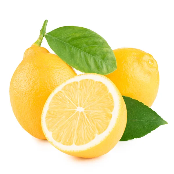 Beyaz arka planda yaprakları olan limon