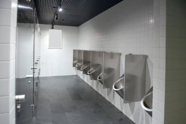 Genel erkekler tuvaleti. Her şey metalden yapılır