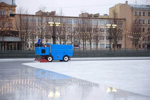 Eisvorbereitung auf der Eisbahn im Freien. Eismaschine aus nächster Nähe. — Stockfoto