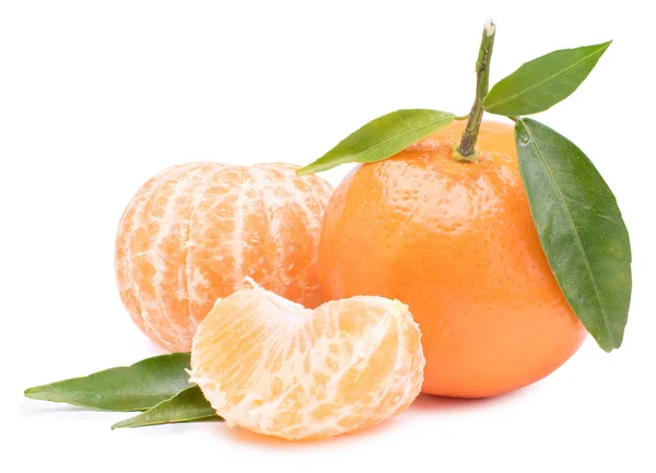 Tangerinas, tangerinas descascadas e fatias de mandarina sobre um fundo branco — Fotografia de Stock