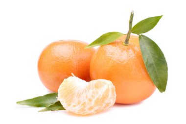 mandalina, soyulmuş mandalina ve beyaz zemin üzerine mandalina dilimleri