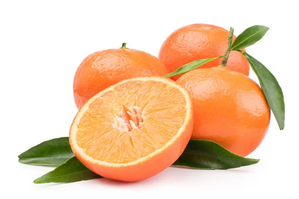 Mandarine, mandarine decojite și felii de mandarină pe un fundal alb — Fotografie, imagine de stoc