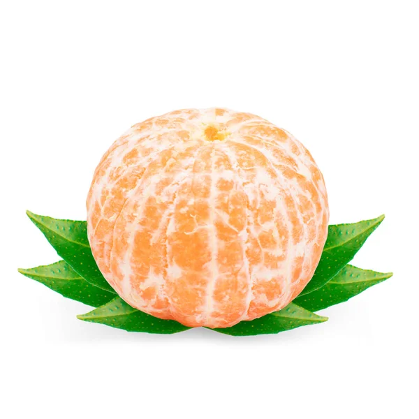 Un mandarino intero sbucciato con foglia di mandarino su fondo bianco — Foto Stock