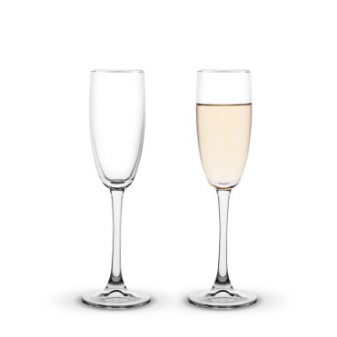 İki bardak beyaz zemin üzerinde. bir dolu ve ikinci boştur