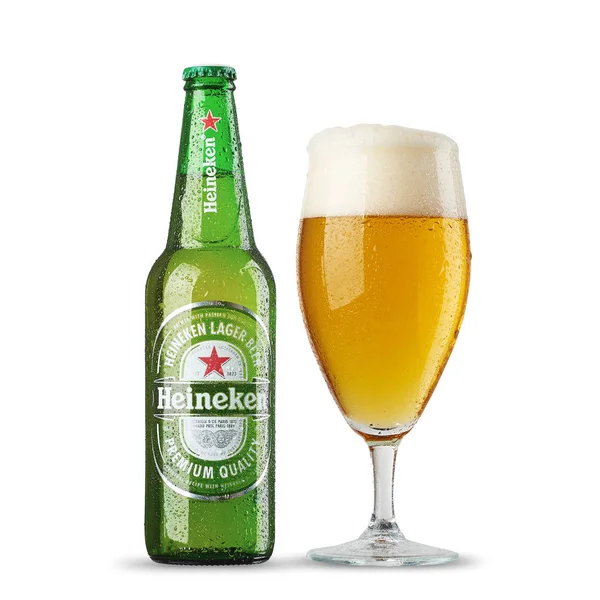 Rusya, St.Petersburg, 9 Temmuz 2017 ottle Heineken Bira bira cam beyaz arka plan üzerinde. Heineken Heineken International, Amiral gemisi ürünü
