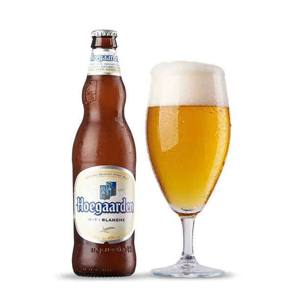 Rusland, Sint-Petersburg, 9 juli 2017 Hoegaarden bier fles op de achtergrond van een tarweveld. Hoegaarden brouwerij is een brouwerij in Hoegaarden (België), en de producent van een bekende witbier — Stockfoto