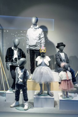 Vitrin Plastik manken adam ve kadın ve çocukları, elbise mankenler ile.