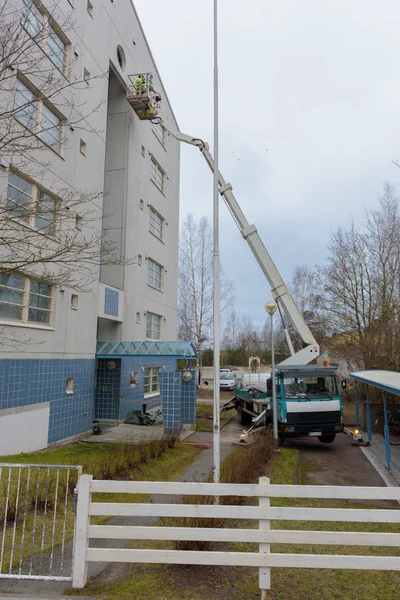 Repair and restoring facade of a building using crane lifter — Stock Photo, Image