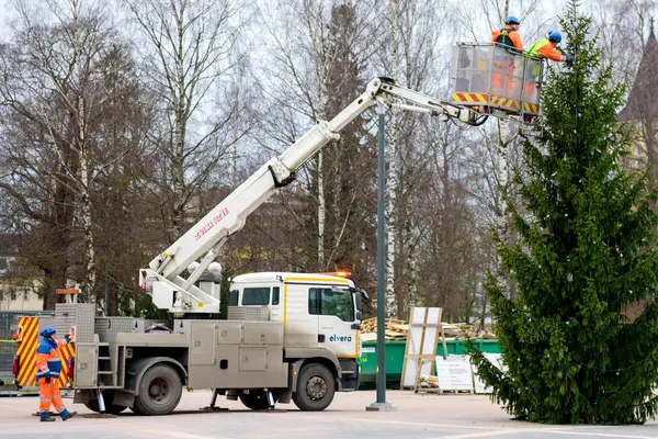 Lappeenranta, FINLAND - December 01, 2018: workers decorate the Christmas tree on street — Stock Photo, Image