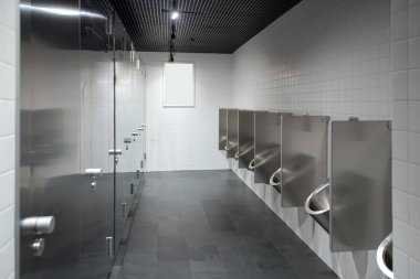 Genel erkekler tuvaleti. Her şey metalden yapılır