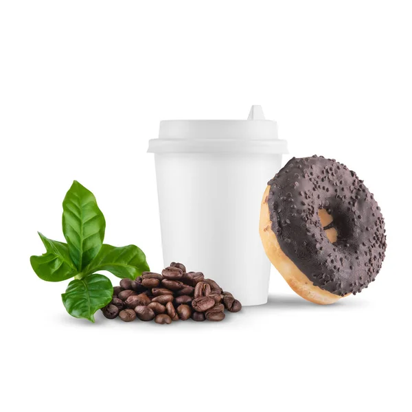 Taza de papel blanco con tapa blanca con granos de café y rosquilla de chocolate sobre un fondo blanco . — Foto de Stock